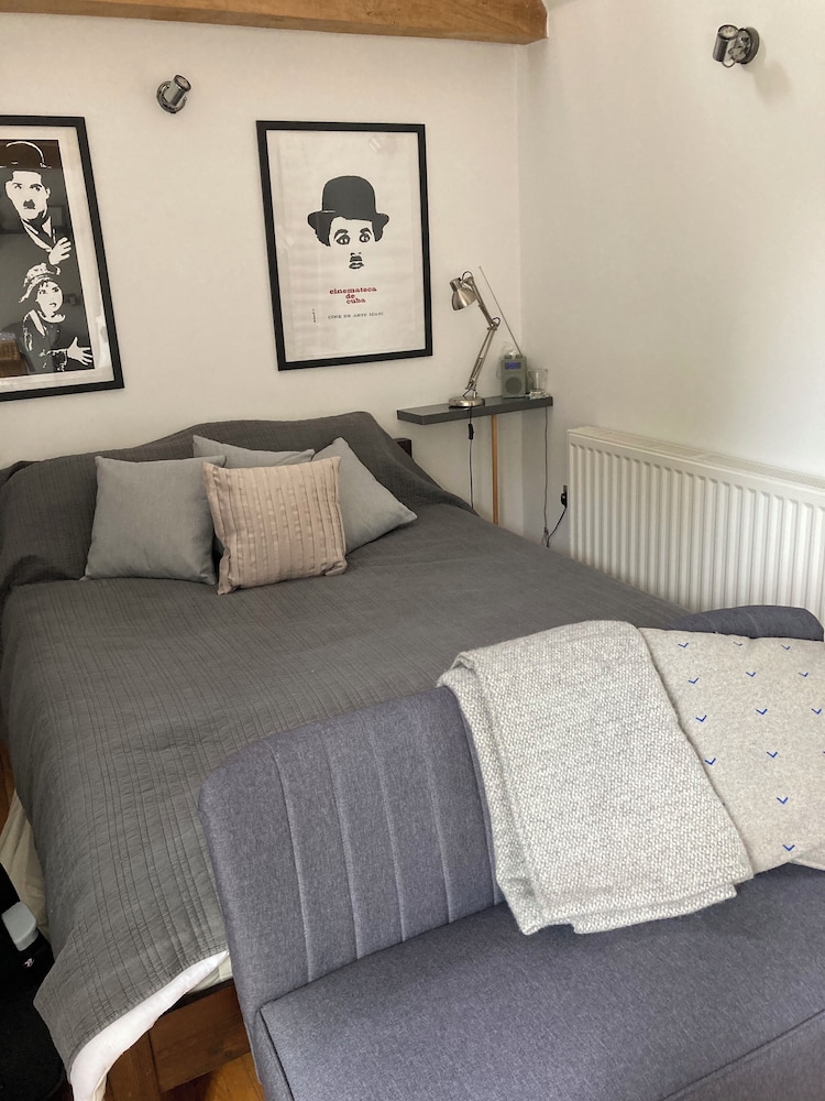 Remarkable 1-bed Cottage in Orwell Cambridgeshire