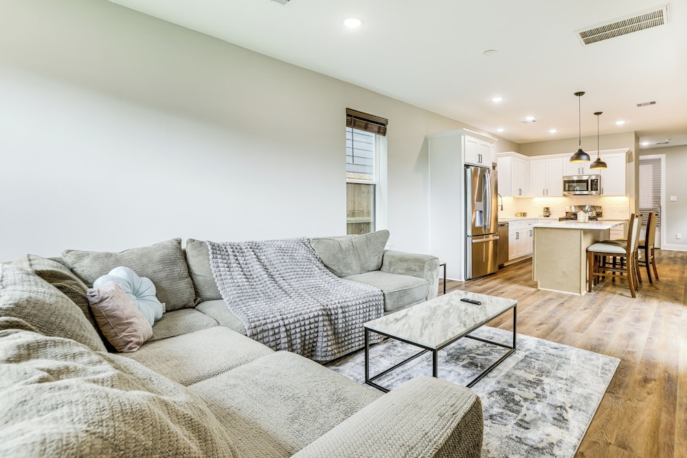 Modern Home w/ Private Yard in Northeast H-town!
