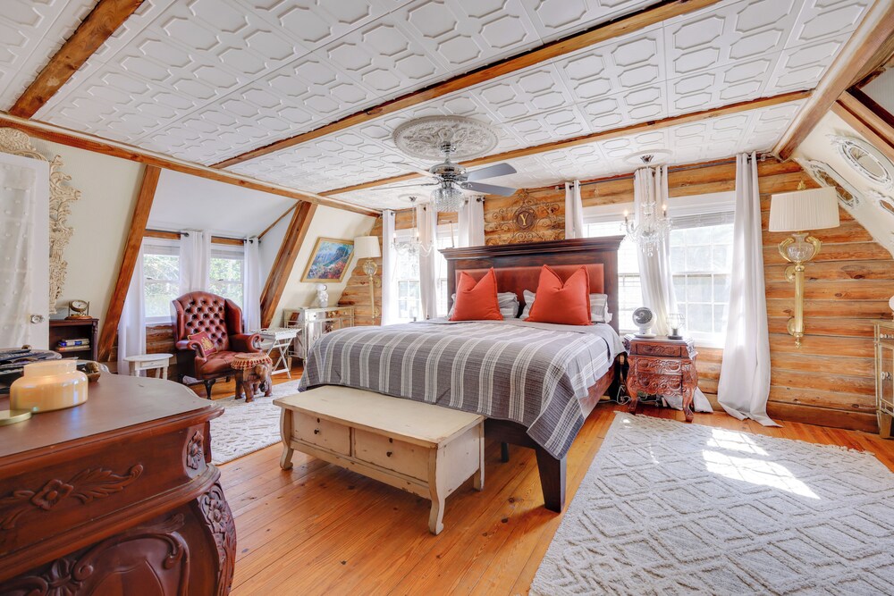< 4 Mi to Boat Ramp & Mickler Beach: Unique Cabin