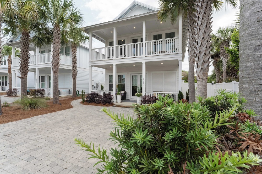 Pool, Patio & Outdoor Dining + Walk to Shore, Pier Park Sanctuary on Sands