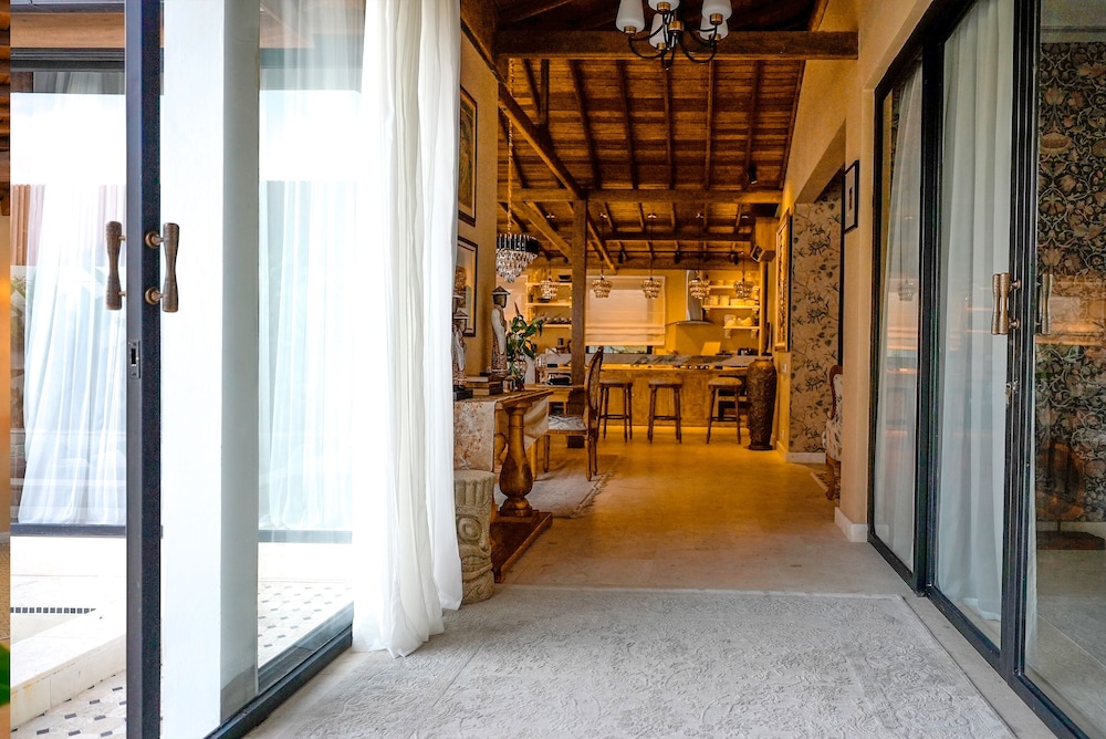 Luxurious Arakana Villa with Pool