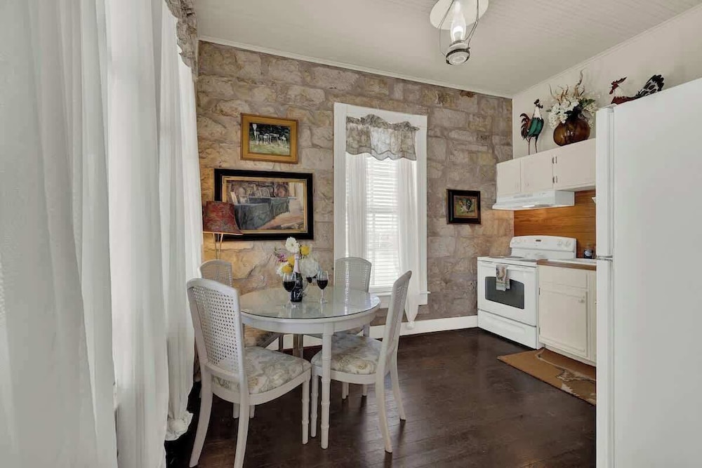Charming Balcony Suite Overlooking Main Street-walk to Everything!