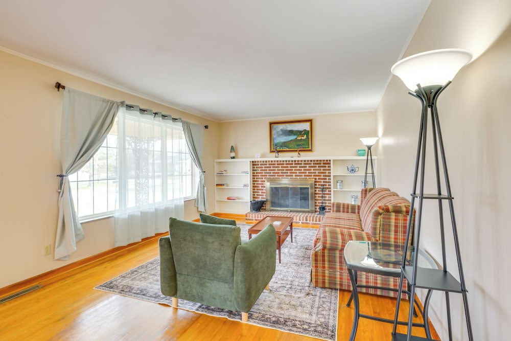 2 Mi to Town: Rustic East Tennessee Home!