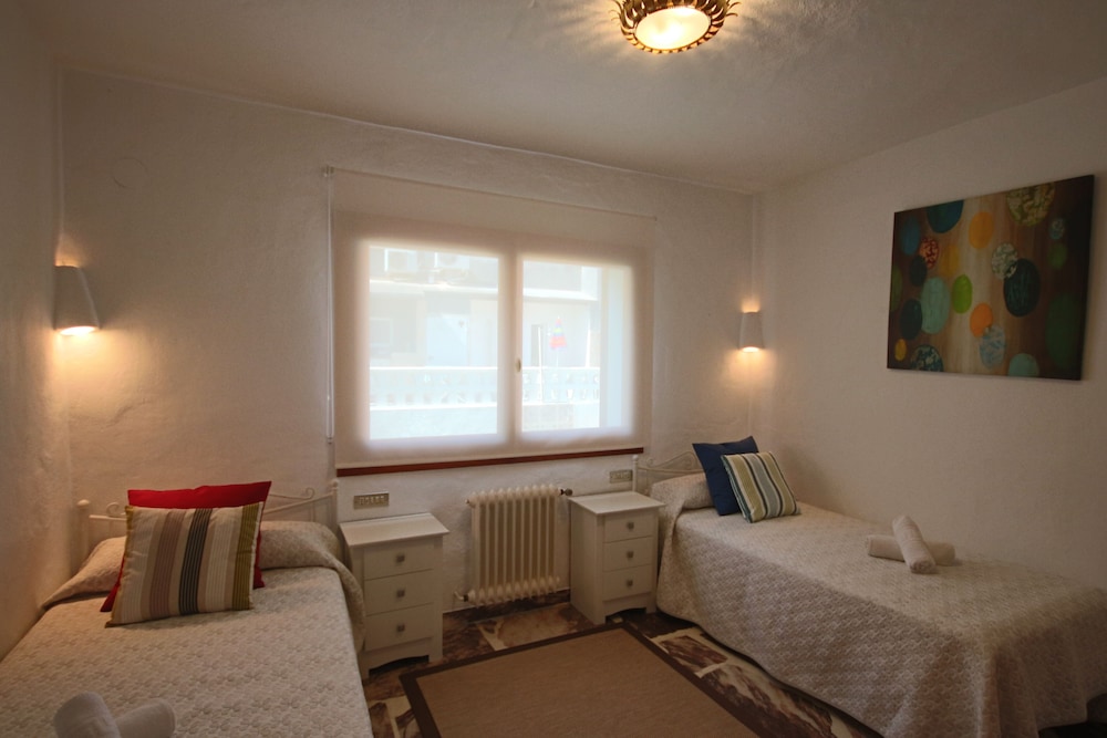 Only 100m to the Beach! Spacious Villa With Private Pool - 12 People view 4