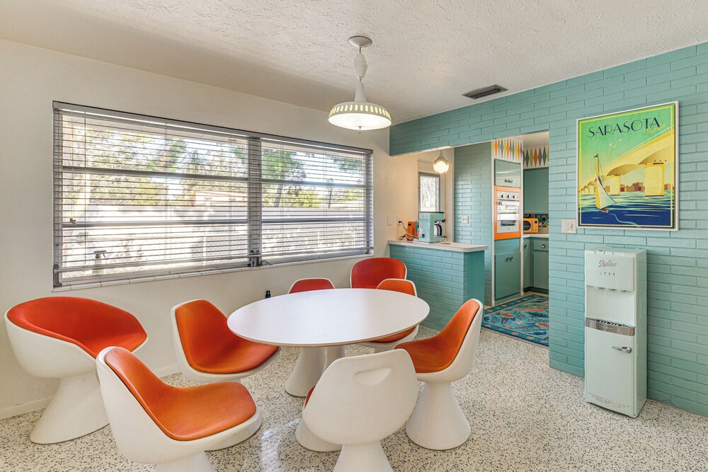 Lanai & Pet Friendly! Retro-chic Sarasota Home!