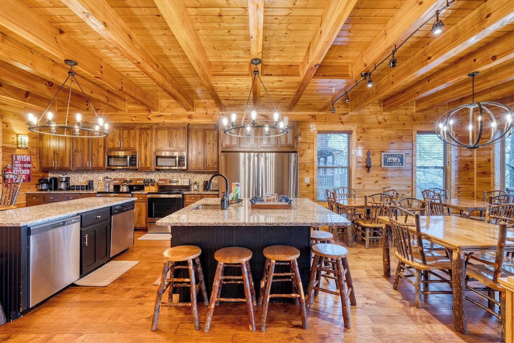 56-guest Retreat Panoramic Views, Hot Tubs, Game Room & Theater Seasonal Outdoor Pool Near Dollywood, Gatlinburg