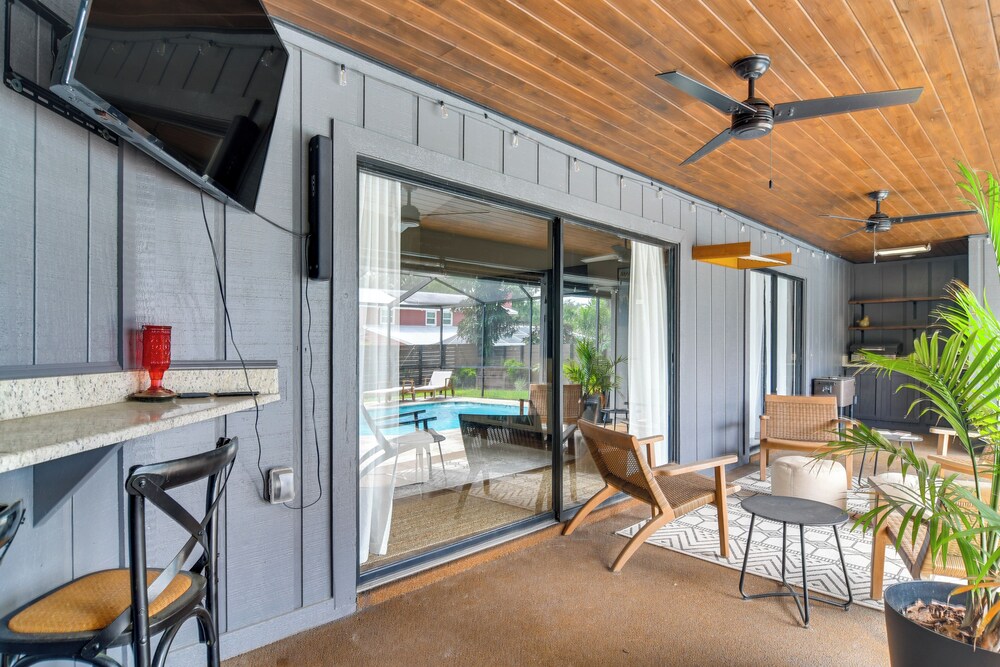 2 Blocks to Golf Course: Spacious Tampa Home!
