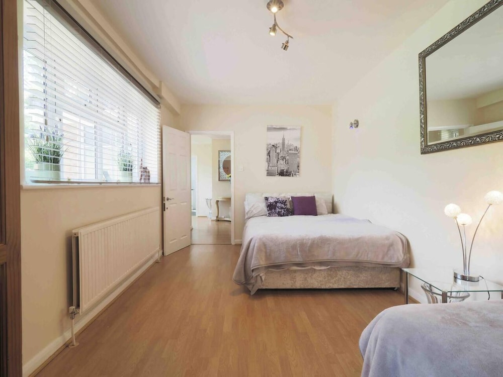 Inviting 7-bed House With sea Views in Hythe view 3