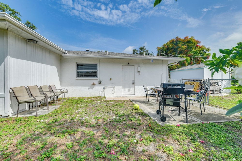 7 Mi to Siesta Beach: Home w/ Furnished Patio!