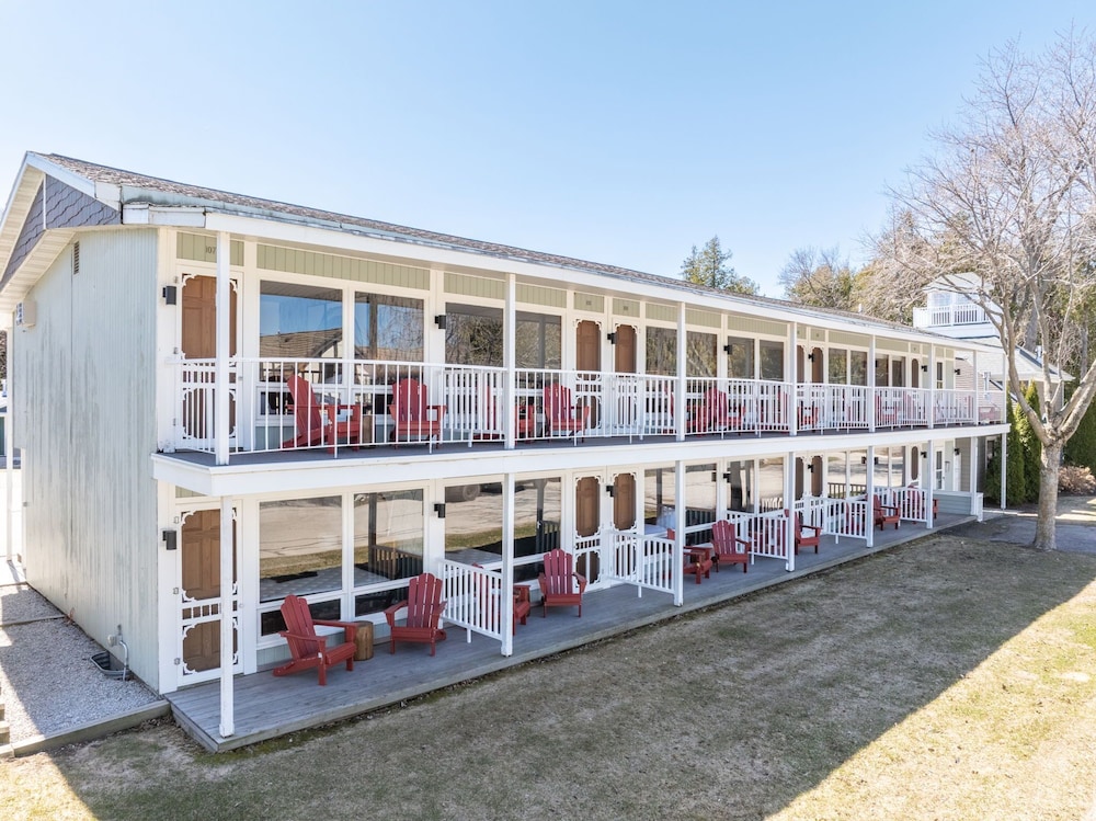 Spruce and Shore Motel