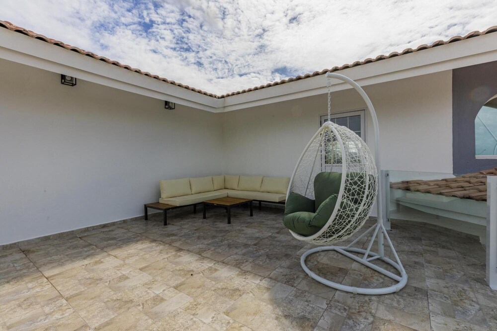 4BR 4BA Villa w Private Pool Eagle Palm Beach