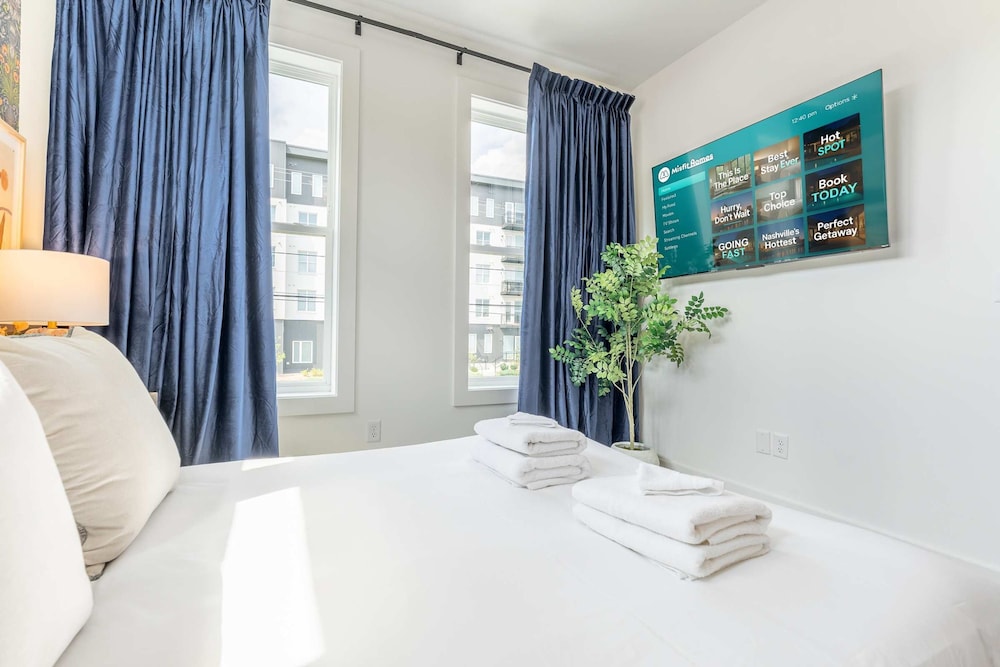 Luxe Group Stay With Hot Tub Rooftop Lounge