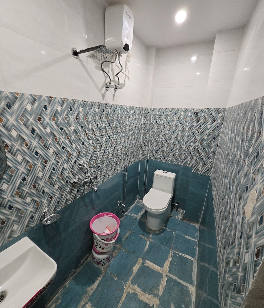Rudra PGH - just near Temple & Ghats