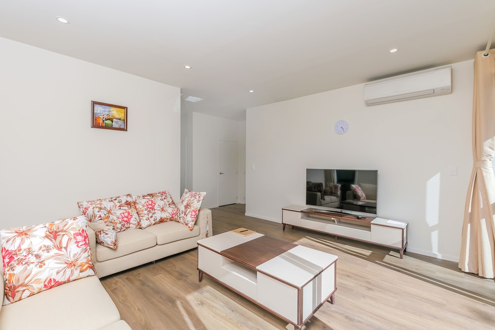 Hero Holiday House L12