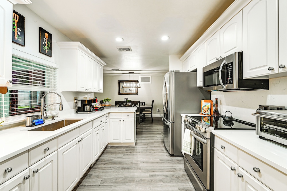 1 Mi to Dtwn Bonita Springs: Home w/ Lush Yard!