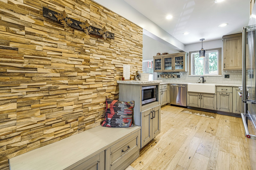 Walk to Diamond Peak: Luxe Chalet w/ Mtn-view Deck