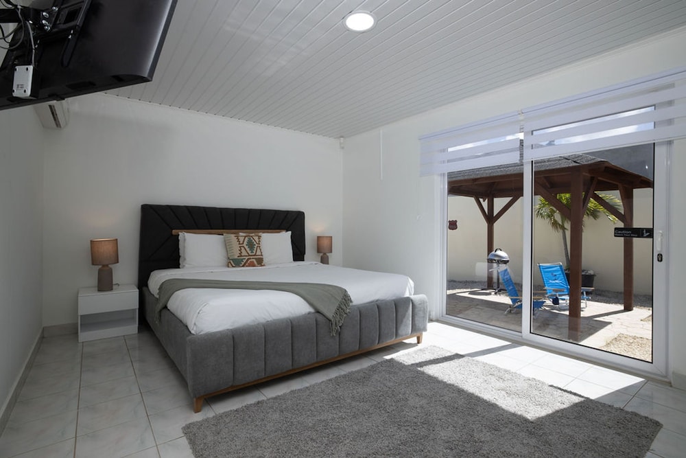 Newly Renovated 4BR 4BA Private Pool Eagle Beach