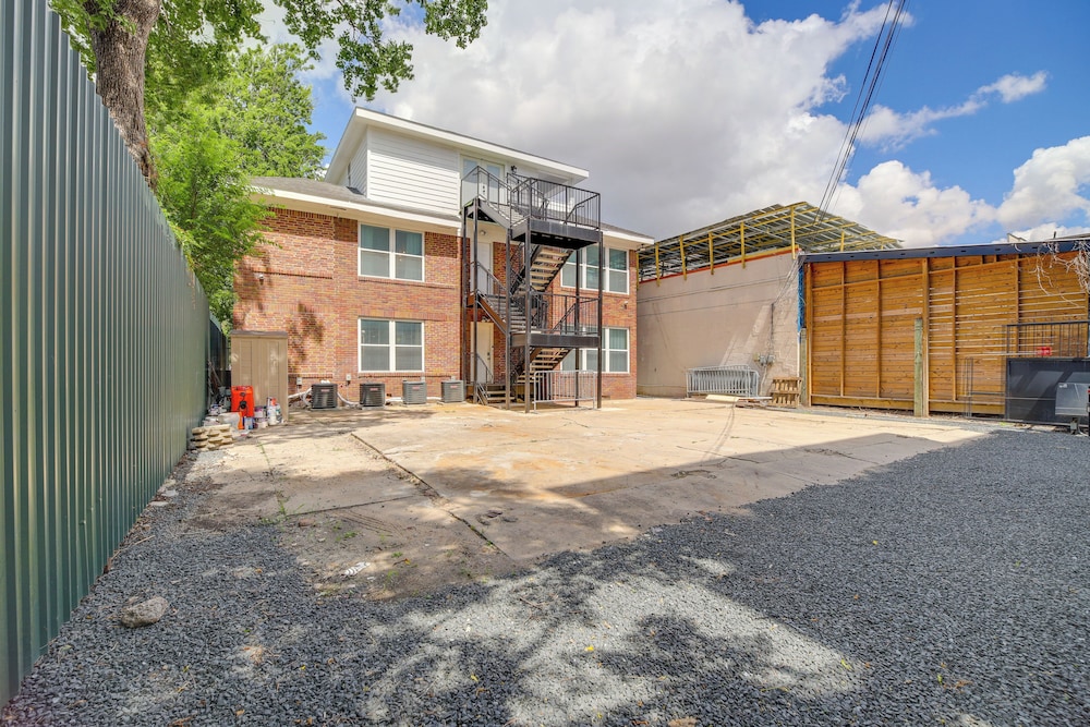 Fourth Ward Apartment: 1 Mi to Downtown Houston!