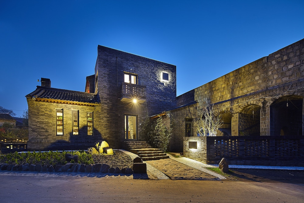 Yuanxiangli Sansi Inn