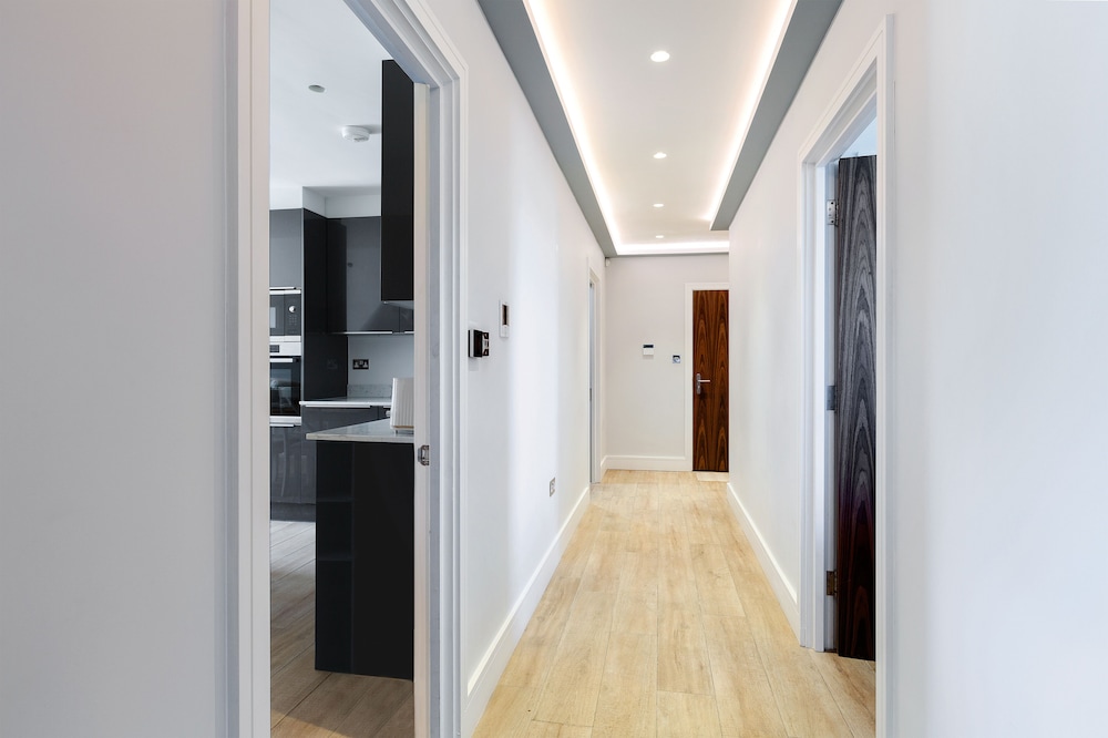 Elegant 2 Bed Flat with Balcony in Finchley