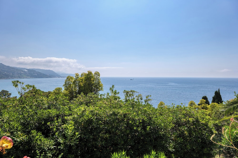 Hanbury Apt Pool And Sea