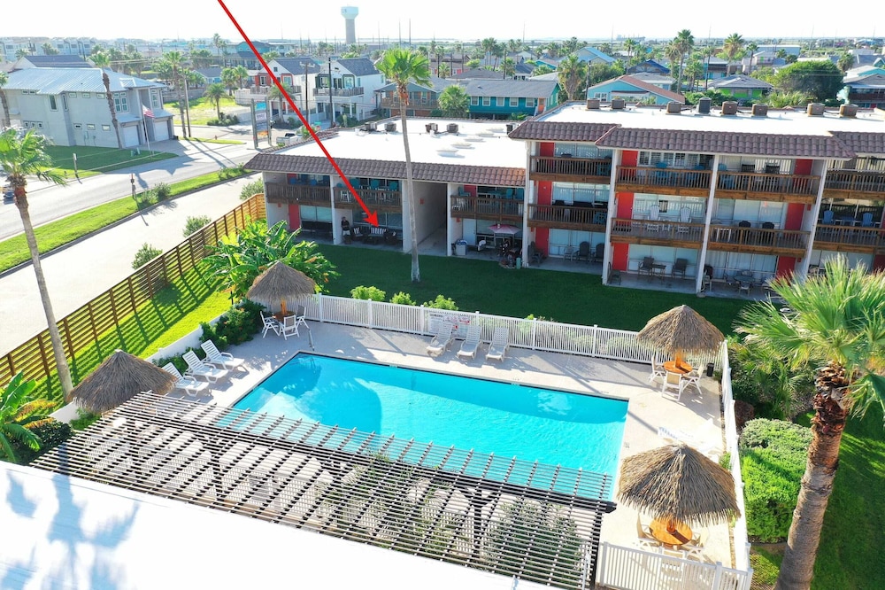 Sleeps 20 3 Condos w/ Beach Access, Pool, Tennis Courts Sea Sands Complex