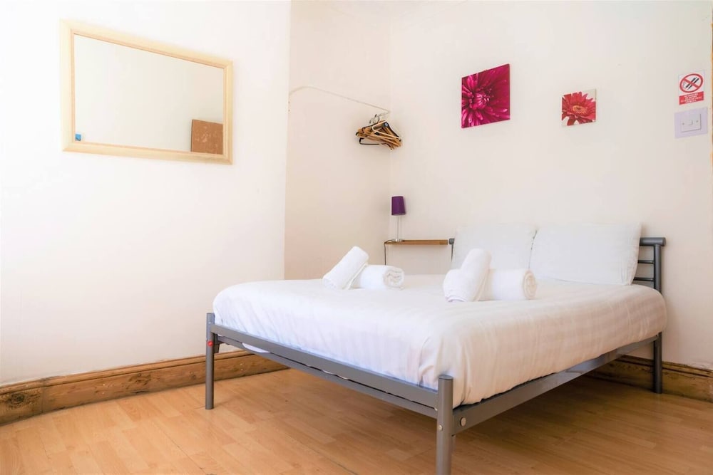 Charming 4-bed, Pet Friendly House in Liverpool view 3