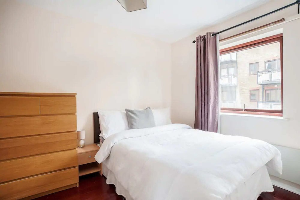 Modern and Homely 2 Bedroom by Canary Wharf