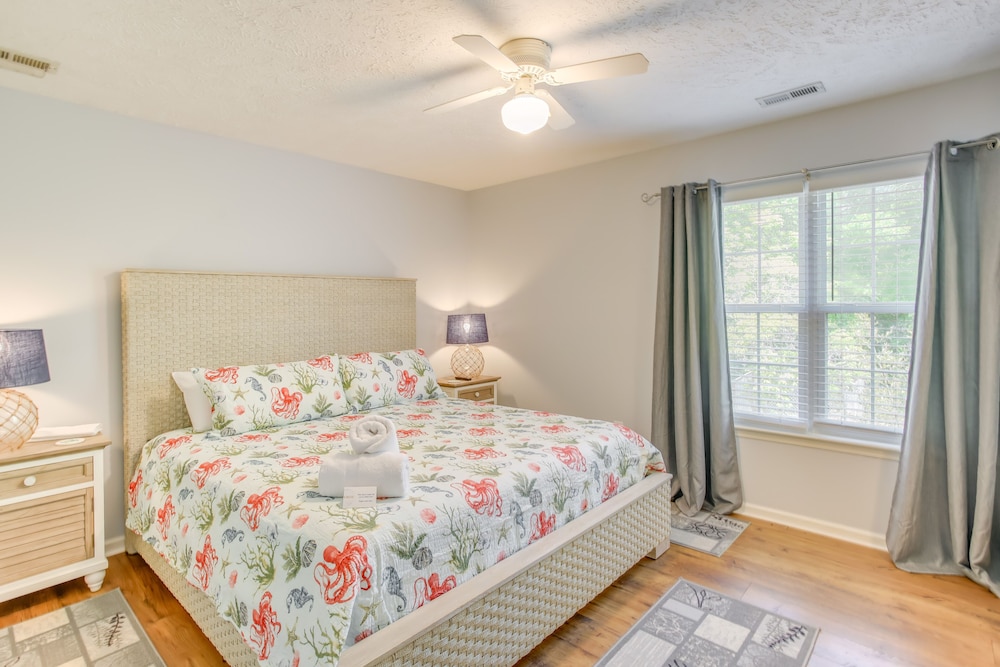 Charming Oak Island Home 1 Mi to Beach! view 4