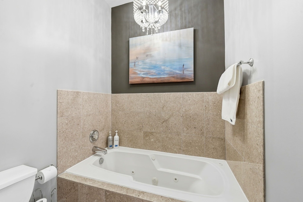 River West Modern 4-bd Home With Patio Balcony