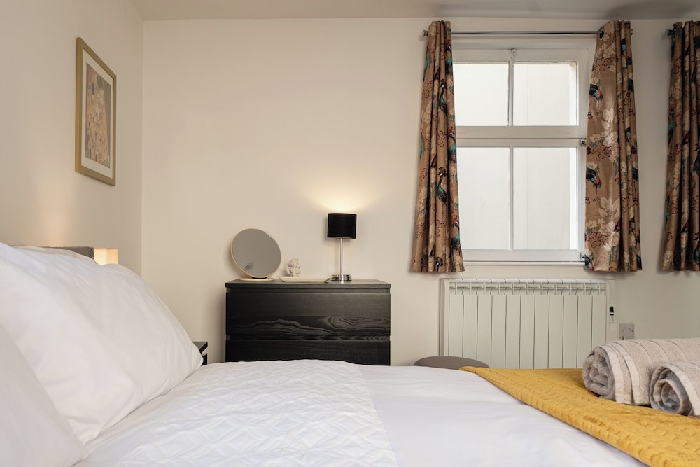 Gorgeous 1 BD in Central Cheltenham