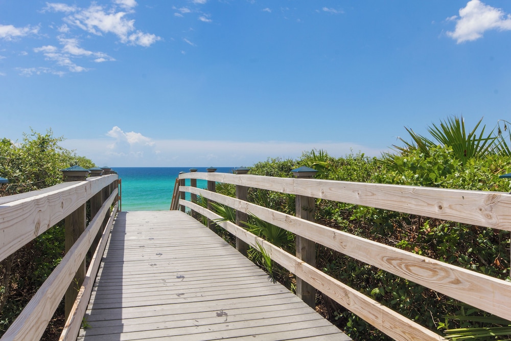 Searenity Awaits: 2-bd, 2-ba Coastal Escape! Perfect for 5! Pet Friendly!