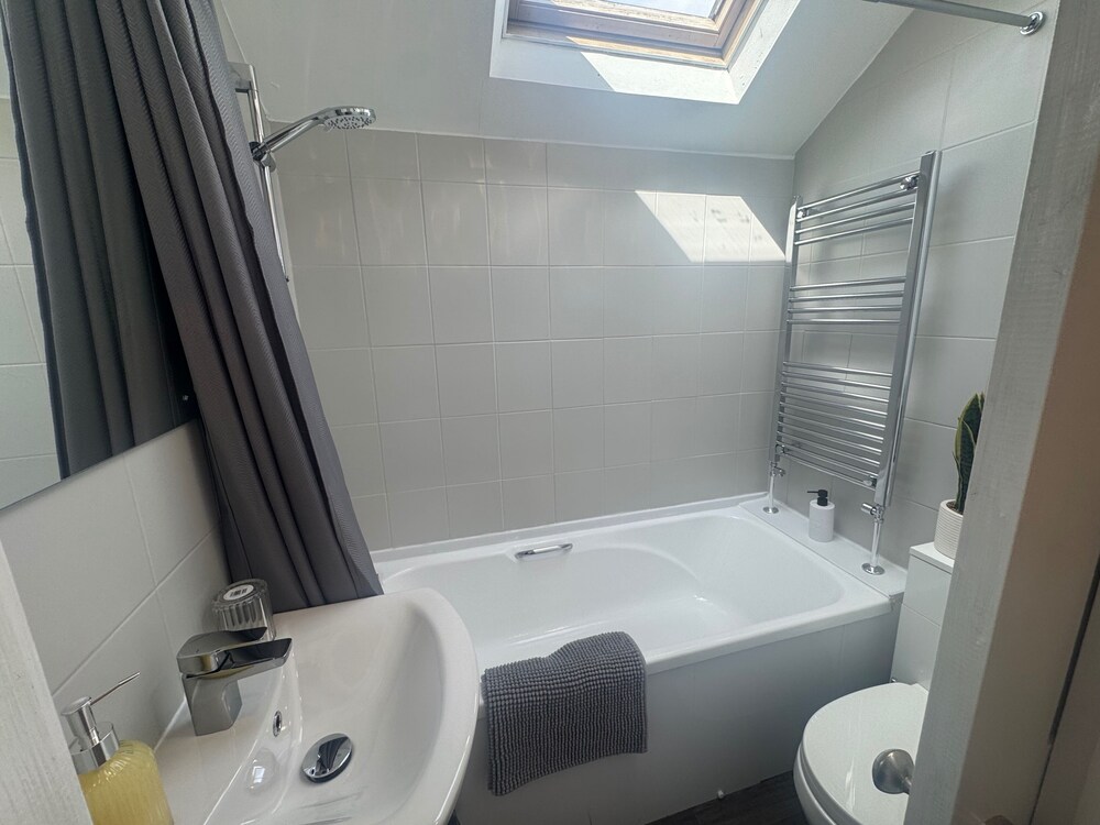 9 Guests - Free Parking - Cozy 3 Bedrooms
