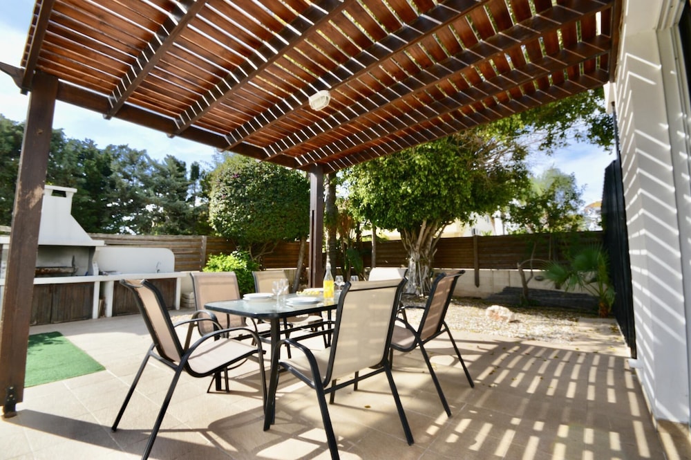 Villa Sleeps 8 With Private Pool