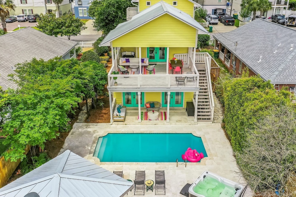 Woodward Way Luxe Villa Near Beach w Pool Hot Tub Stocked Chef s Kitchen