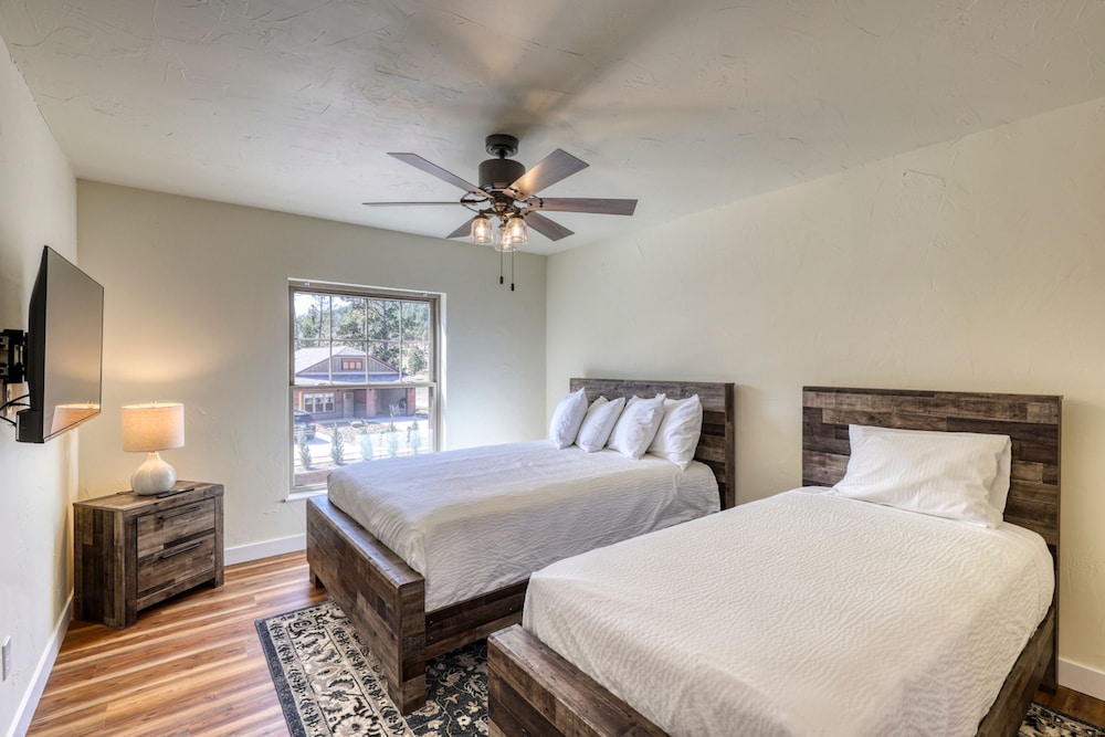Gold Mining Condo King Bed Modern Comforts