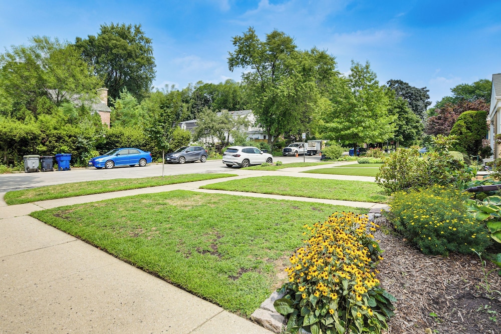 Pet-friendly Abode, 2 Mi to Dtwn Evanston!