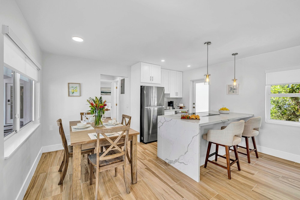 Beach Condo King Bed Lush Patio w BBQ Birch Key Six