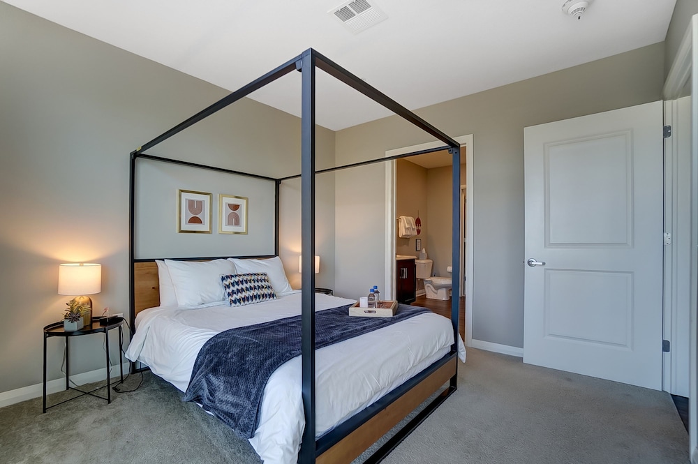 Downtown Designer 2BR Parking W D Gym Pool