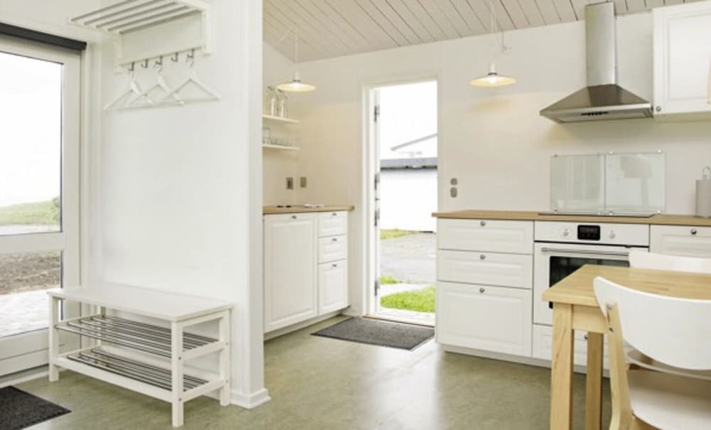 Charming 2-bedroom 12H Ocean Retreat, Summerhouse view 5