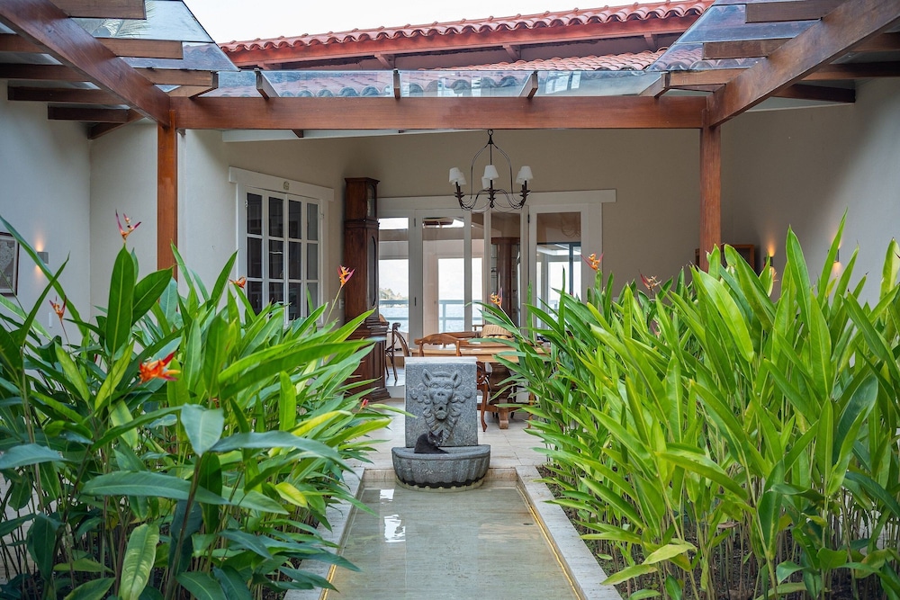 Angra - Mombaça | Mansão Espetacular Beira-Mar, 7 Suites - por Casapē Rio