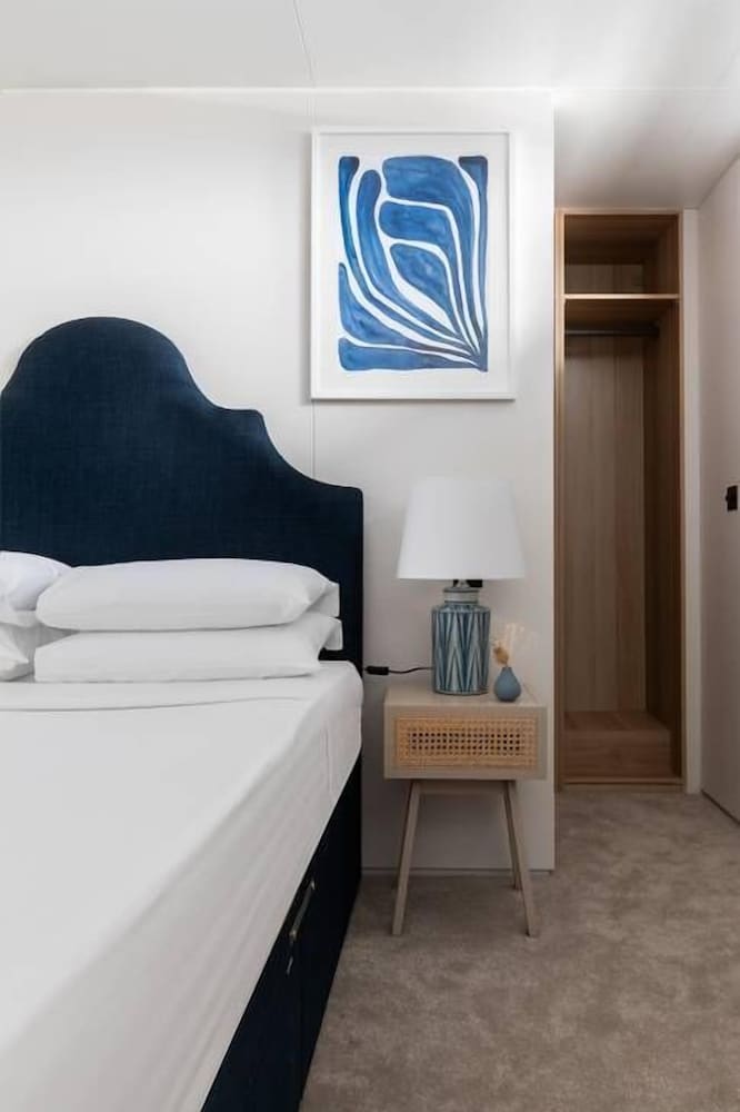 Cheyne Walk Houseboat by Onefinestay