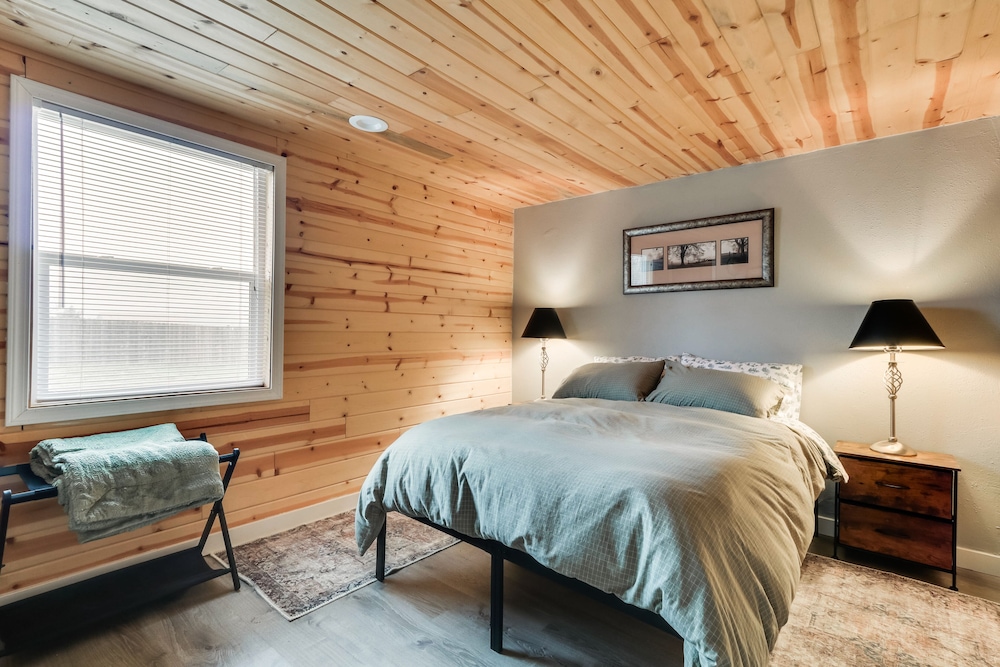 Charming Happy Valley Home: 13 Mi to Portland! view 2