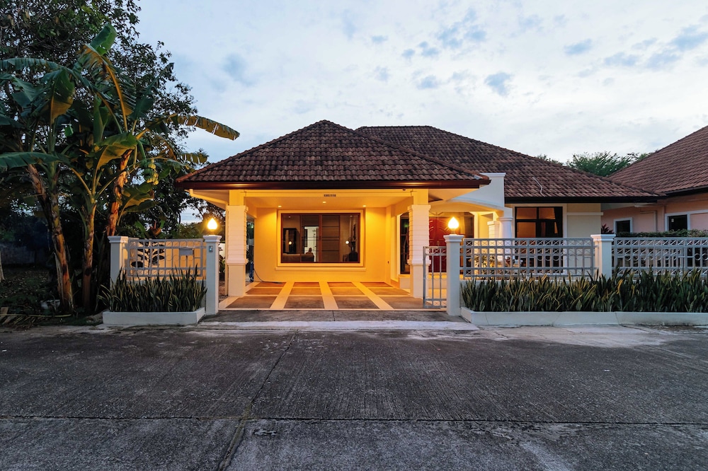 Poolside 3BR for Relaxed Stays V278