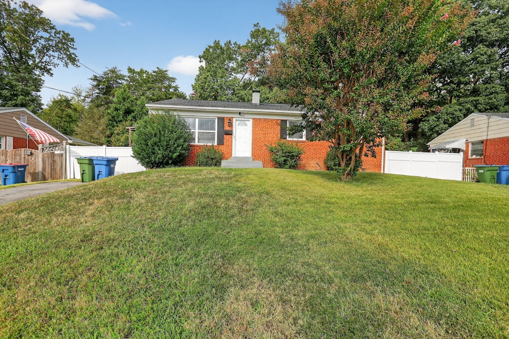 Spacious Getaway Near Dc & Potomac River 3 Bedroom Home