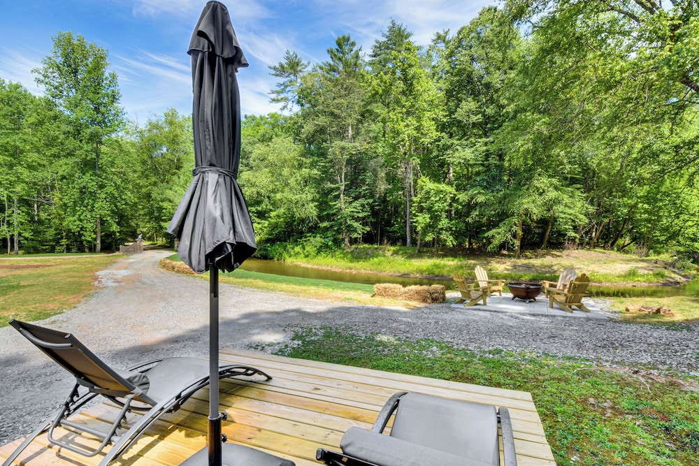 'the Cabin at Dukes Creek' w/ Fire Pit & Hot Tub!