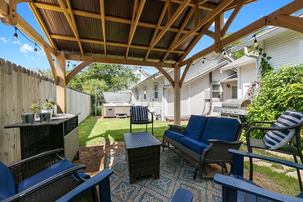 Luxury Near Main With Hot Tub