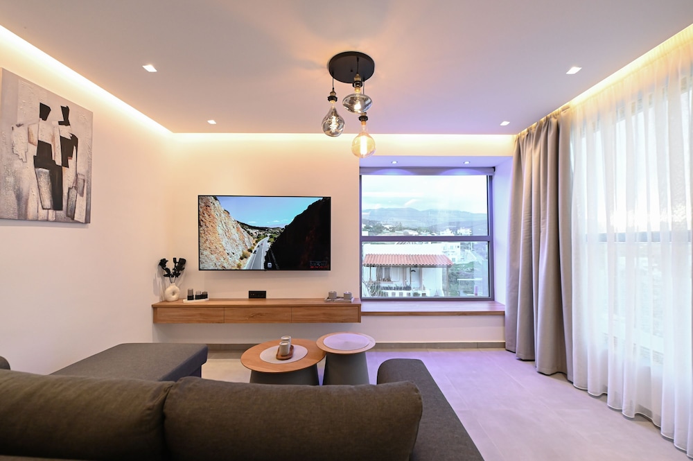 MGK Luxury Suites With a Private Pool Ligaria
