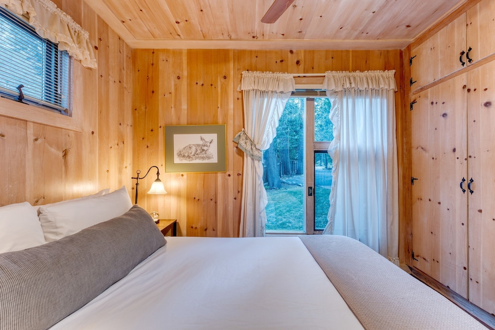 Lakefront Haven by Avantstay Minutes to Ski Resorts Private Dock Boat