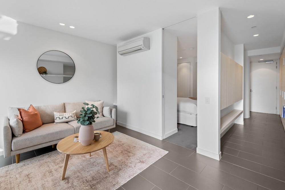 Chic City Escape With Pool, Gym & Parking
